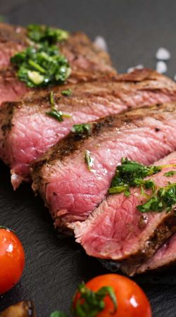 bistecca-succosa-mediamente-rara-di-manzo-con-spezie-e-verdure-grigliate