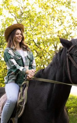 donna-felice-a-cavallo-tiro-medio-medium