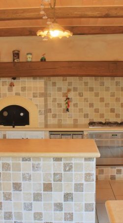 HDRtist HDR - http://www.ohanaware.com/hdrtist/