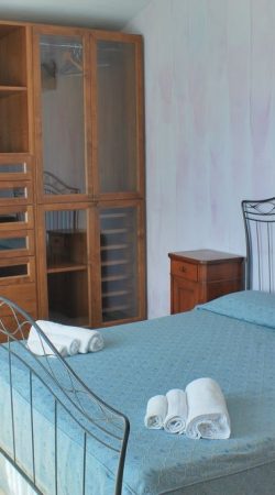 HDRtist HDR - http://www.ohanaware.com/hdrtist/