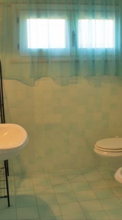 HDRtist HDR - http://www.ohanaware.com/hdrtist/