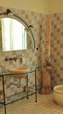 HDRtist HDR - http://www.ohanaware.com/hdrtist/